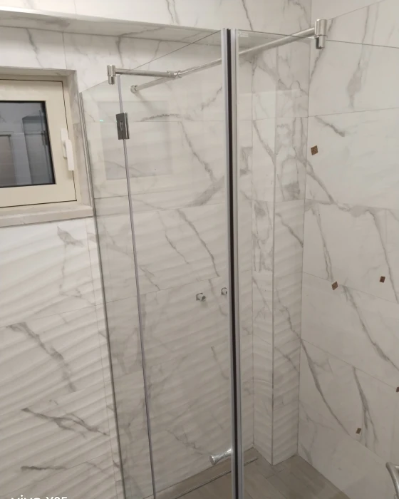 Model tuš kabine sa inoxnim šarkama u metalik boji i transparentom bojom stakla