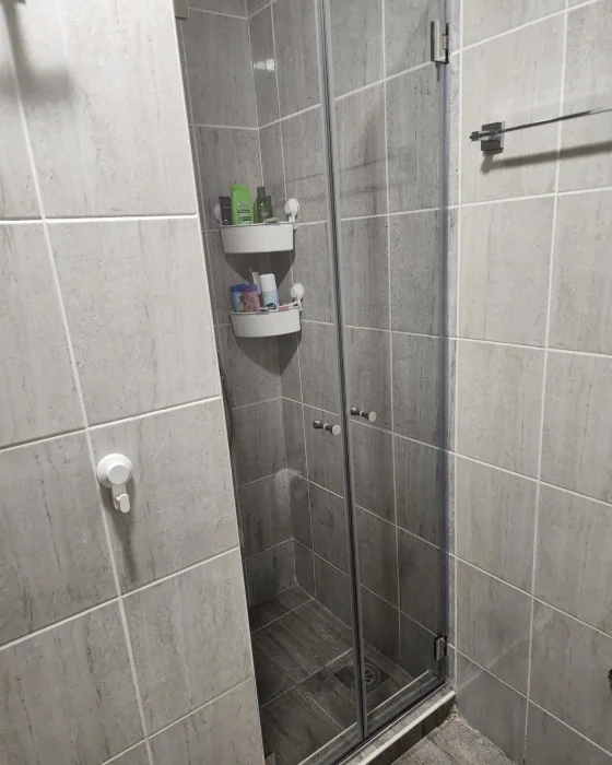 Model tuš kabine sa inoxnim šarkama u metalik boji i transparentnom bojom stakla